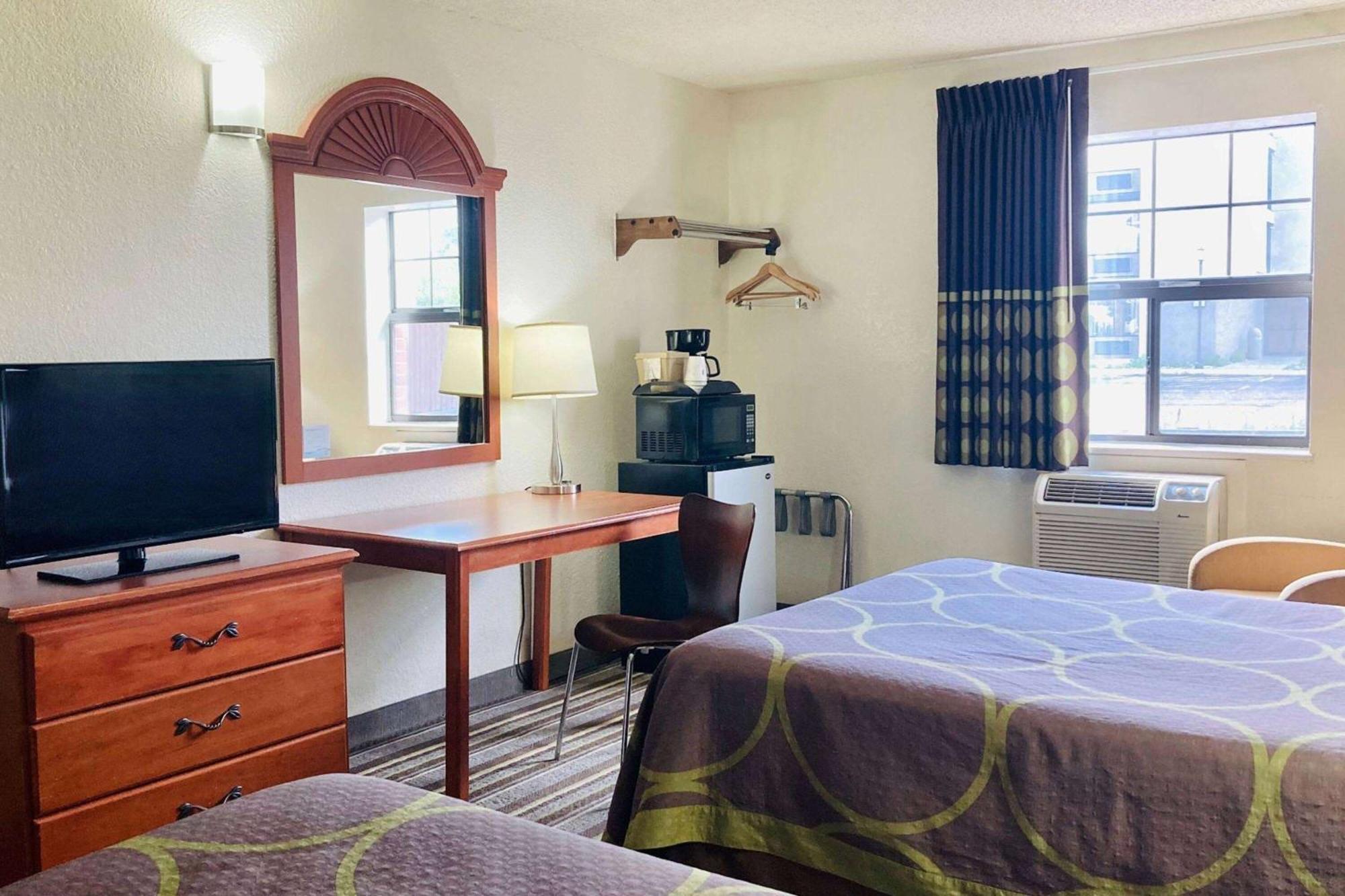 Super 8 By Wyndham Colorado Springs/Afa Area Hotell Exteriör bild