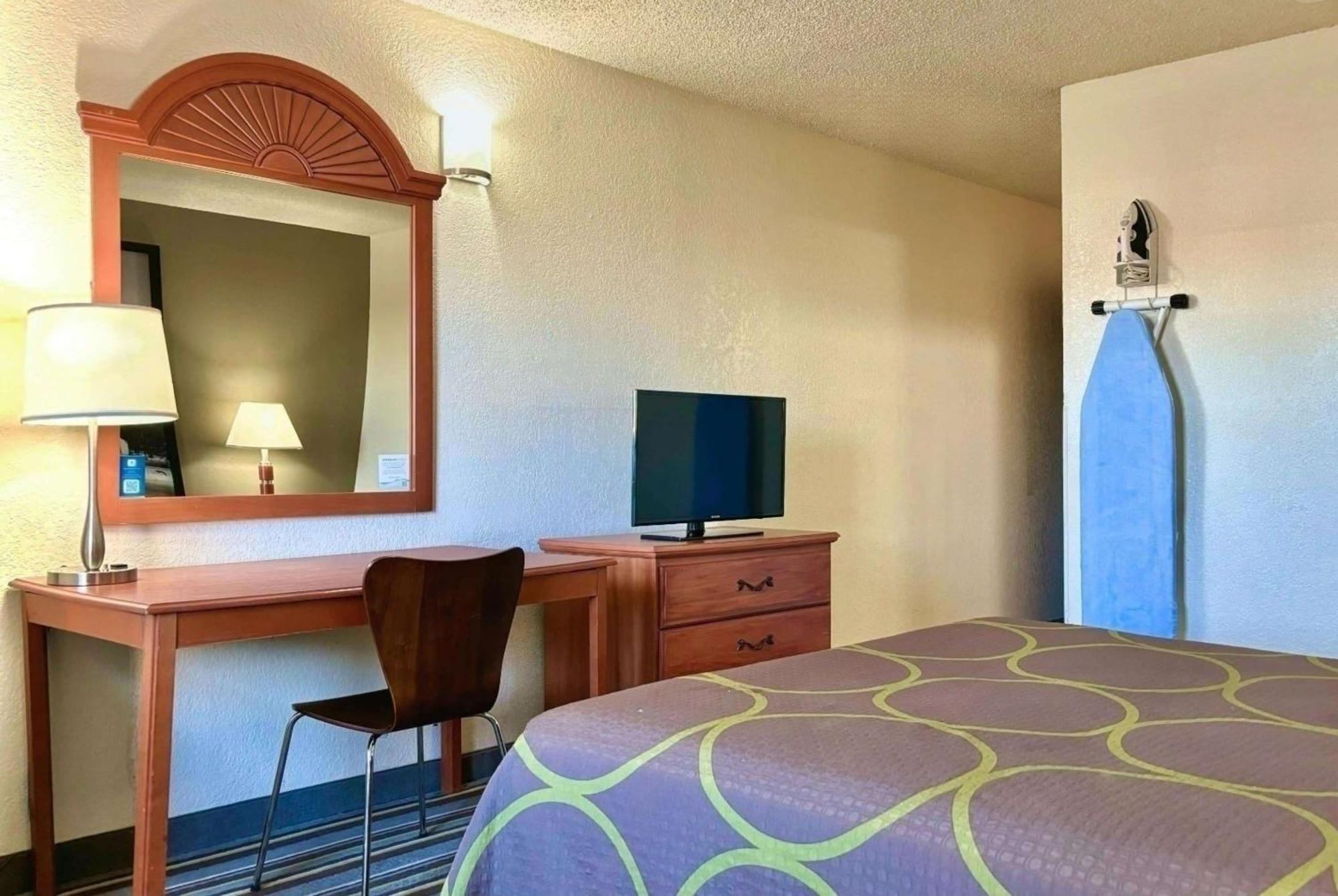 Super 8 By Wyndham Colorado Springs/Afa Area Hotell Exteriör bild