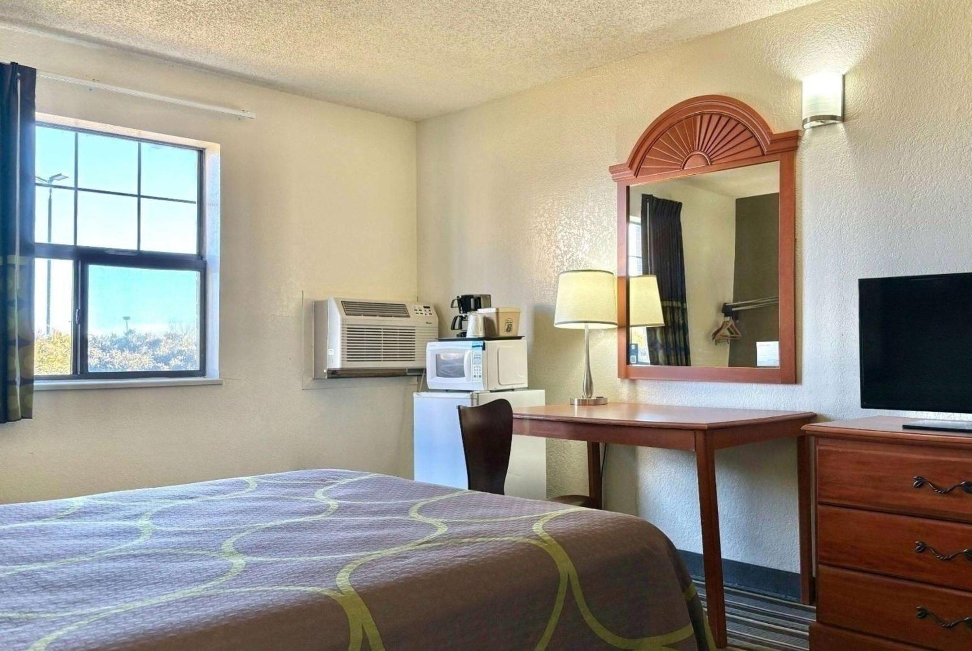 Super 8 By Wyndham Colorado Springs/Afa Area Hotell Exteriör bild